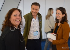 Myrthe Bergboer (Joannusmolen) in gesprek met bezoekers Frank Dekker en Lisa van der Cruijsen van Pure Goat Company. 